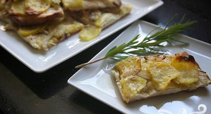 Картофельная пицца с розмарином