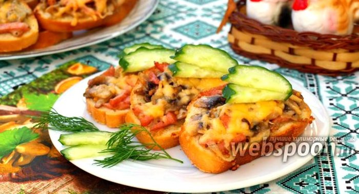 Горячие бутерброды с колбасой и шампиньонами