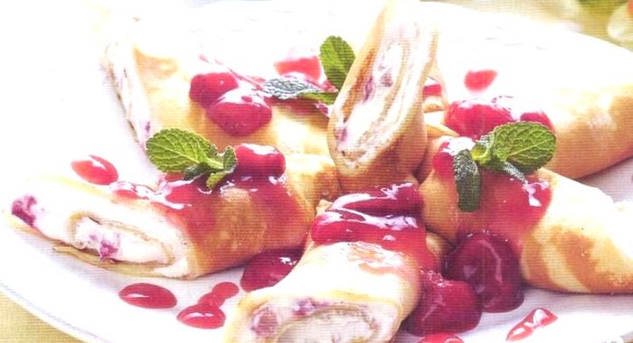 Блины с творогом, вишней, клубничным и ванильным соусом