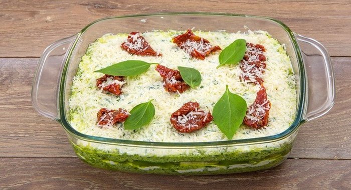 Овощная лазанья из цукини с рикоттой и соусом песто
