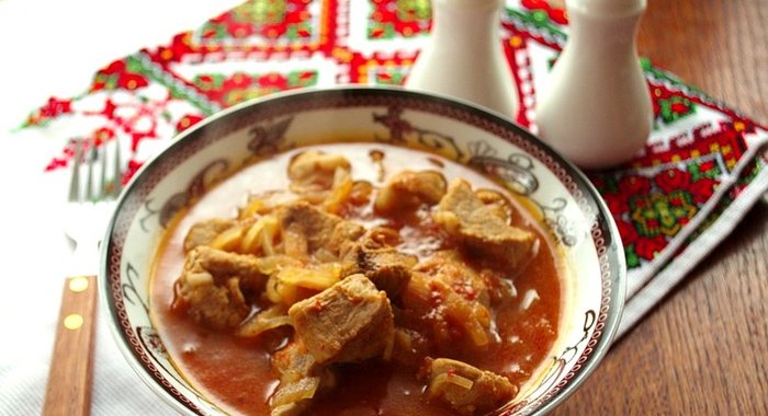 Гуляш из свинины с овощами