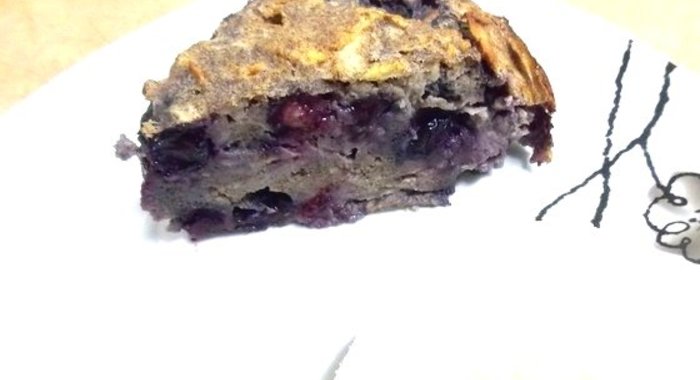 Шарлотка с черникой и яблоками