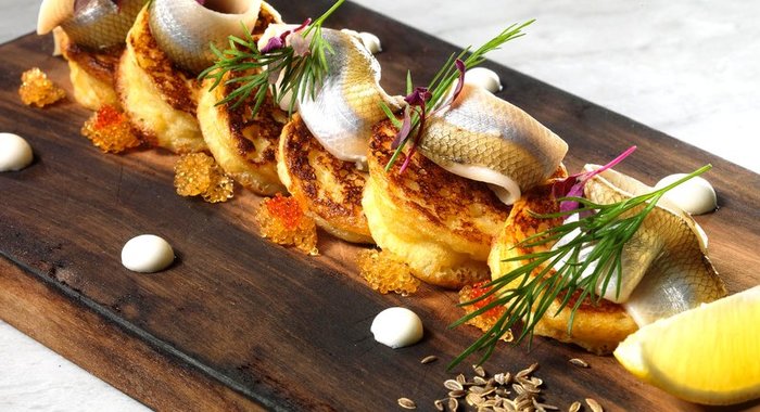 Картофельные блинчики с маринованной корюшкой