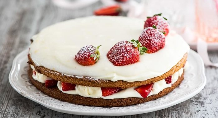 Торт сметанный с клубникой