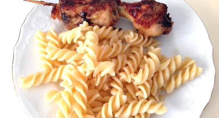 Куриный шашлык на шпажках