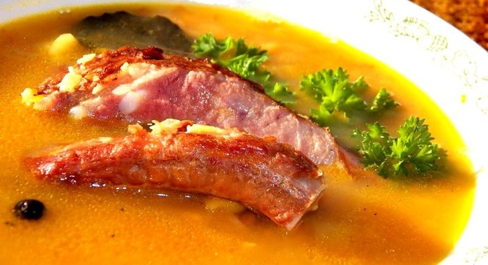 Гороховый суп на копченых ребрышках с беконом