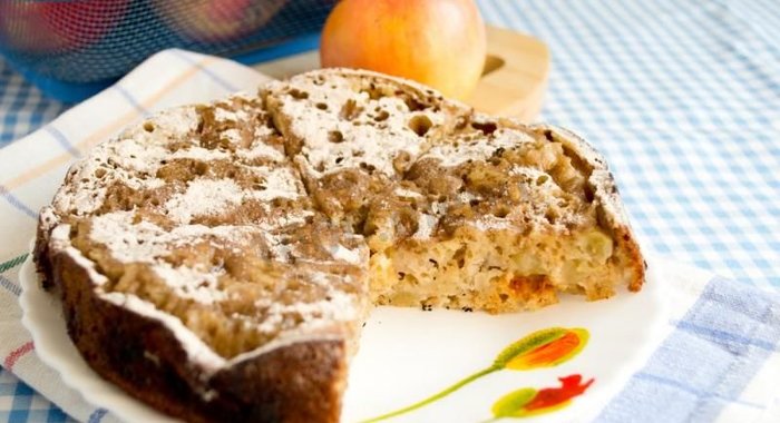 Шарлотка на сковороде с яблоками