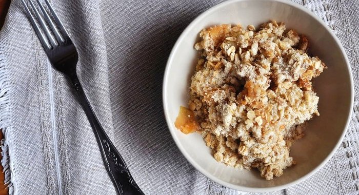 Яблочный крамбл с овсянкой