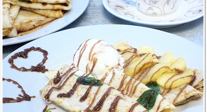 Блинчики с мятным припеком, карамелизированными яблоками и шоколадным кремом