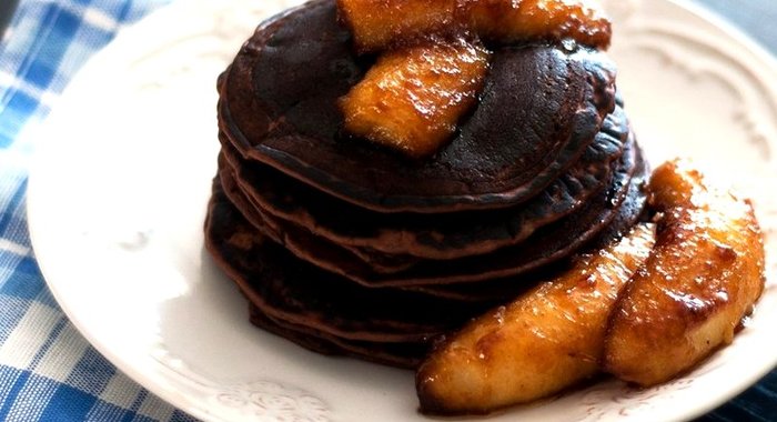Шоколадные блинчики с карамелизированными бананами
