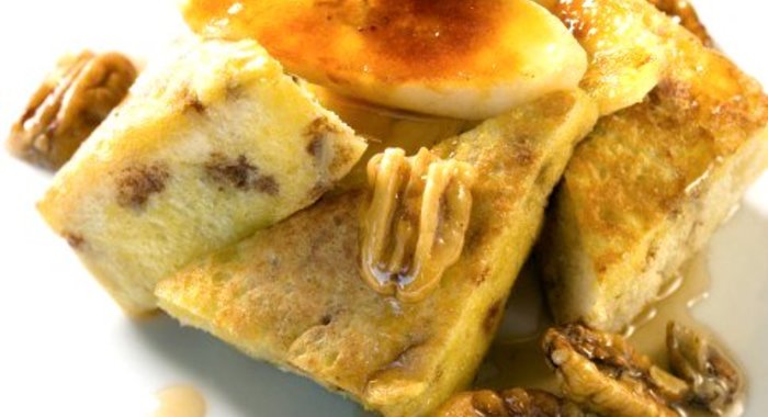 Омлет с карамелизованными яблоками, горгонзолой и беконом