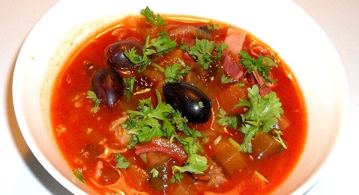 Солянка с курицей в мультиварке