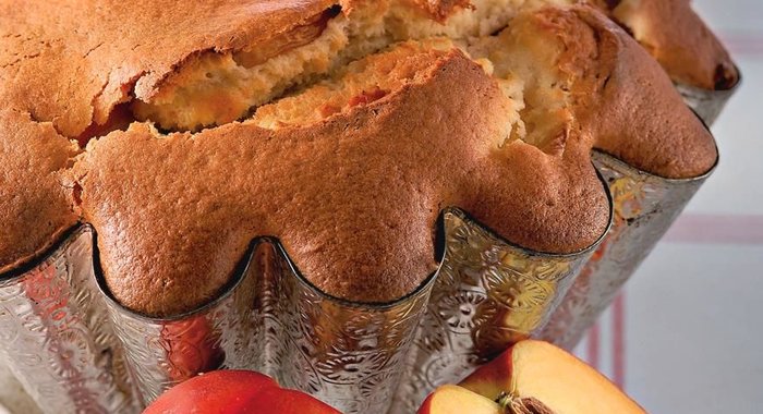 Шарлотка с персиками