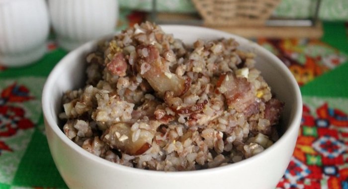 Ароматная гречка с копченой грудинкой