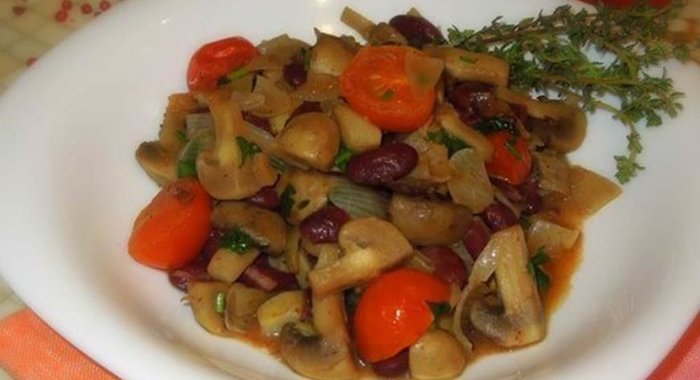 Рагу из фасоли, лука-шалота и грибов