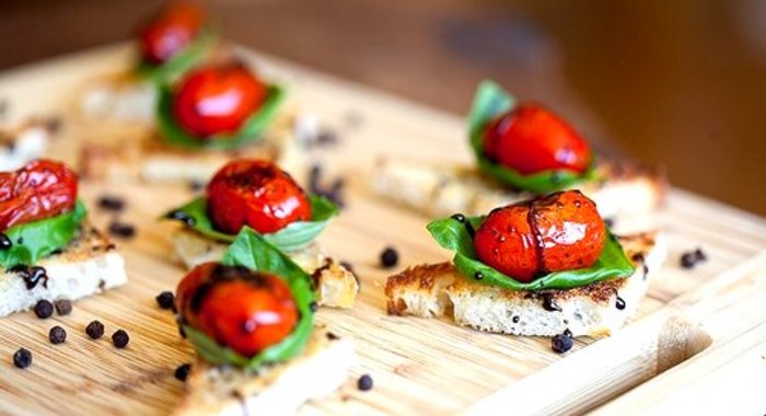 Канапе с помидорами