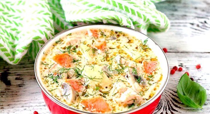 Сырный суп с форелью и грибами