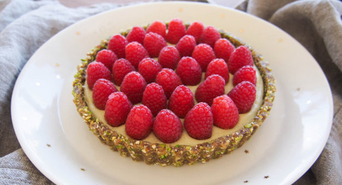 Малиновое пирожное с фисташками