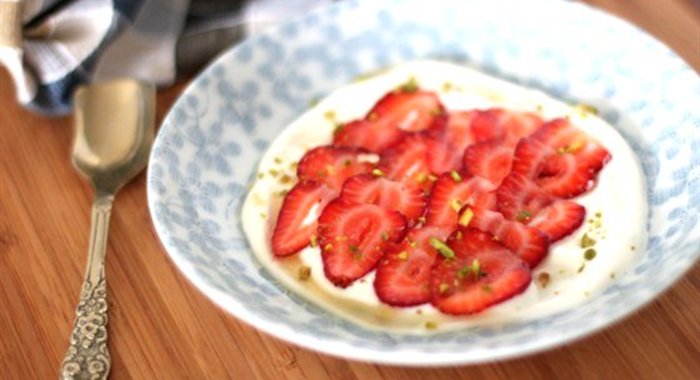 Манная каша с клубникой и розовой водой