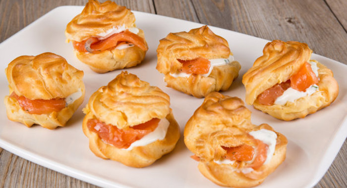 Профитроли с сыром и лососем