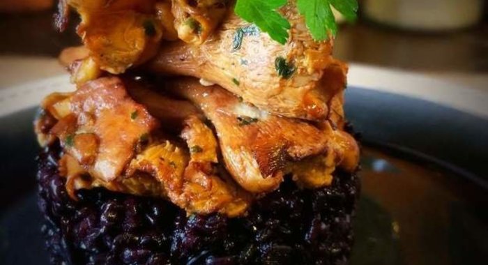 Ризотто из черного риса с лисичками