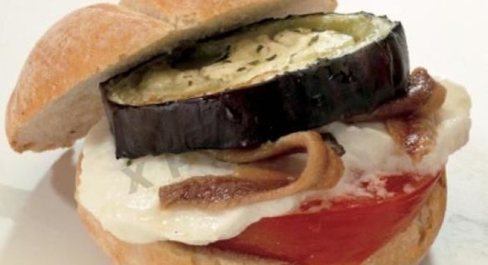 Бутерброды с жареными баклажанами, сыром Моцарелла и анчоусами
