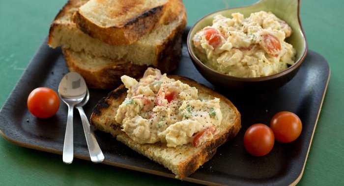 Тосты с пюре из белой фасоли