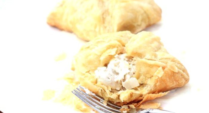 Слоеные пирожки с курицей