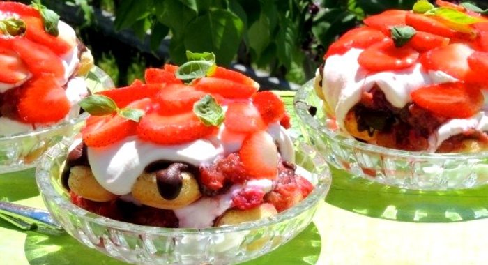 Тирамису из ревеня, клубники и шоколада