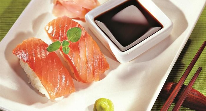 Нигири-суши с малосольным лососем