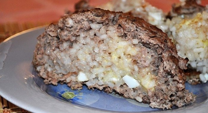Мясной рулет с рисом