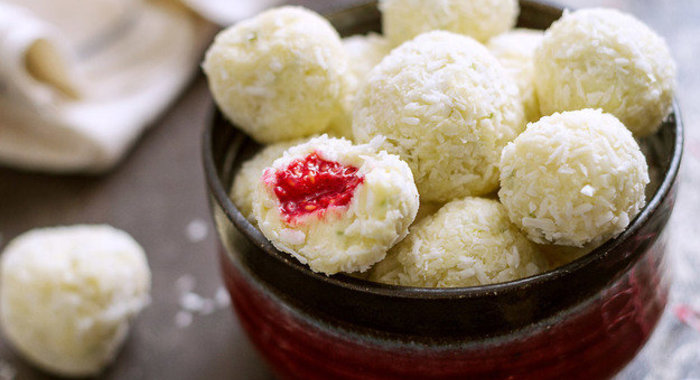 Конфеты из белого шоколада с малиной