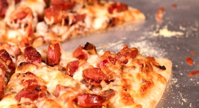 Пицца с сосисками и помидорами