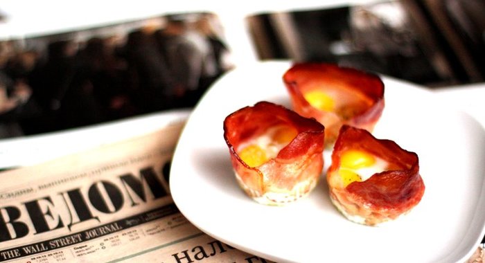 Яичница в корзинке с беконом