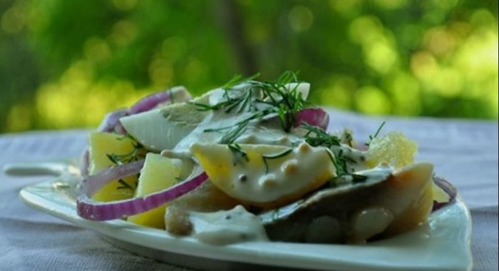 Картофельный салат с сельдью, яйцом и йогуртово-горчичной заправкой