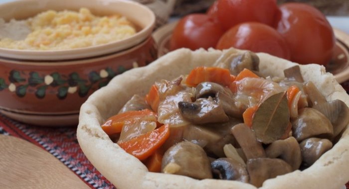 Гуляш из шампиньонов с луком и морковью