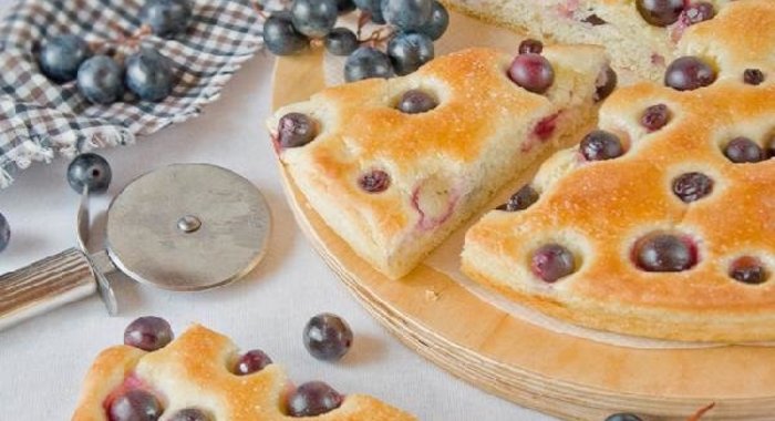 Schiacciata con luva или сладкий итальянский хлеб с виноградом