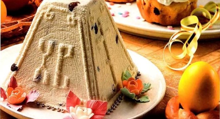 Пасха из творога с изюмом