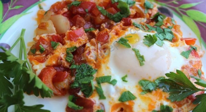 Шакшука яичница с помидорами и луком