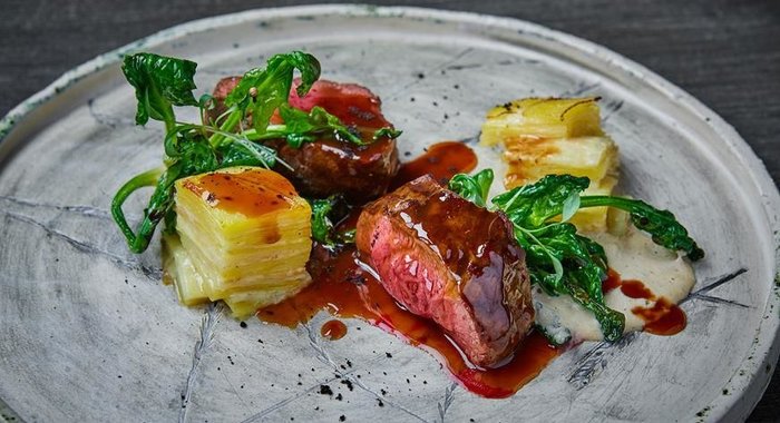 Филе говядины с гратеном из корнеплодов и муссом из фундука