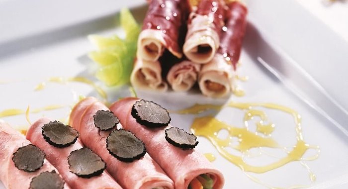 Рулеты из мортаделлы с овощами и трюфелем