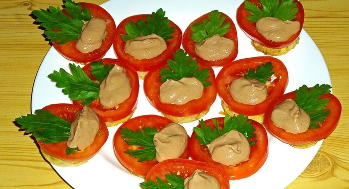 Жареные кабачки со сметаной и паштетом