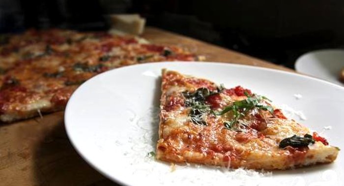 Пицца с помидорами и базиликом