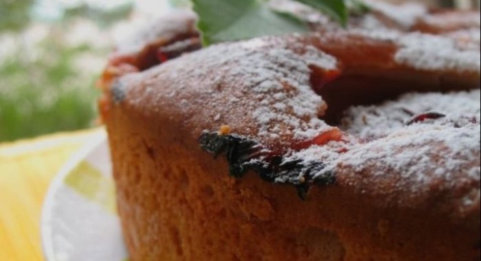 Шарлотка сливовая пышная