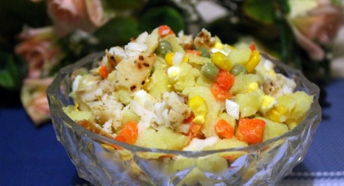 Картофельный салат с жареной тилапией