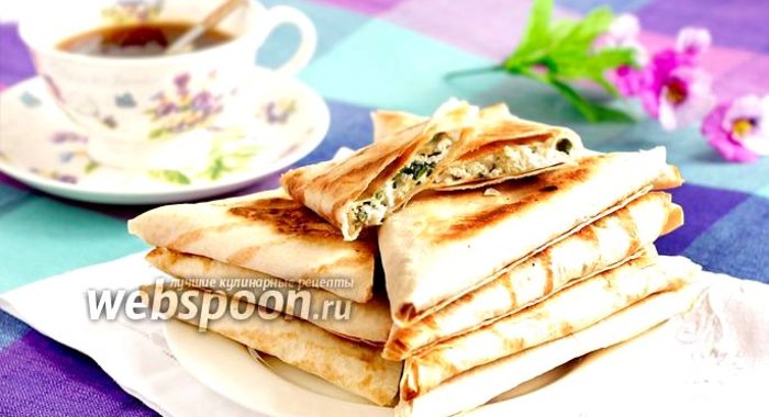 Треугольники из лаваша с творогом, сыром и зеленью