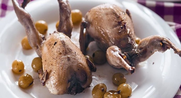 Перепелки с грибами и виноградом