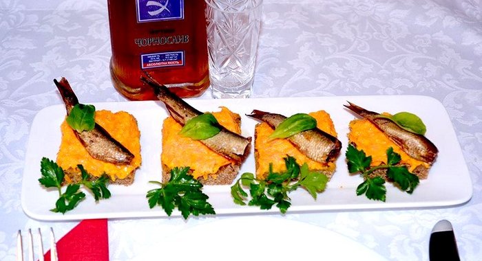 Канапе со шпротами