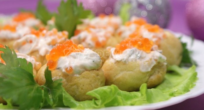 Профитроли с икрой и творожной начинкой