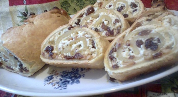 Песочный рулет с творогом, изюмом и орехами